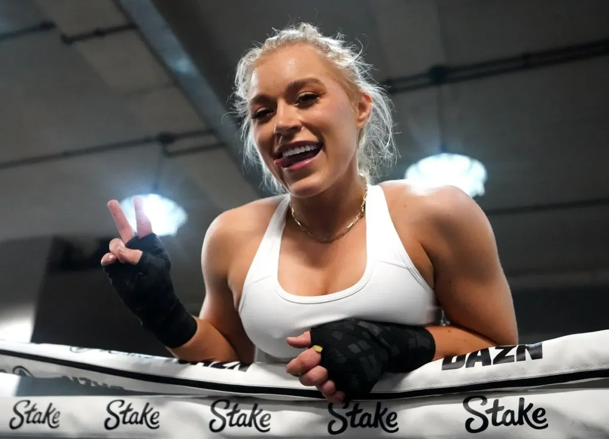 Boxerka řádila na pláži. Jsem divoká a mokrá, provokovala