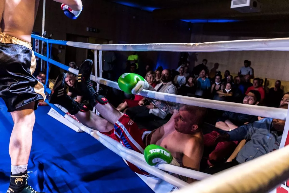 Dva boxeři vypadli v Rusku z ringu. Ve dvou zápasech! Kotoul vzad a letěli na podlahu