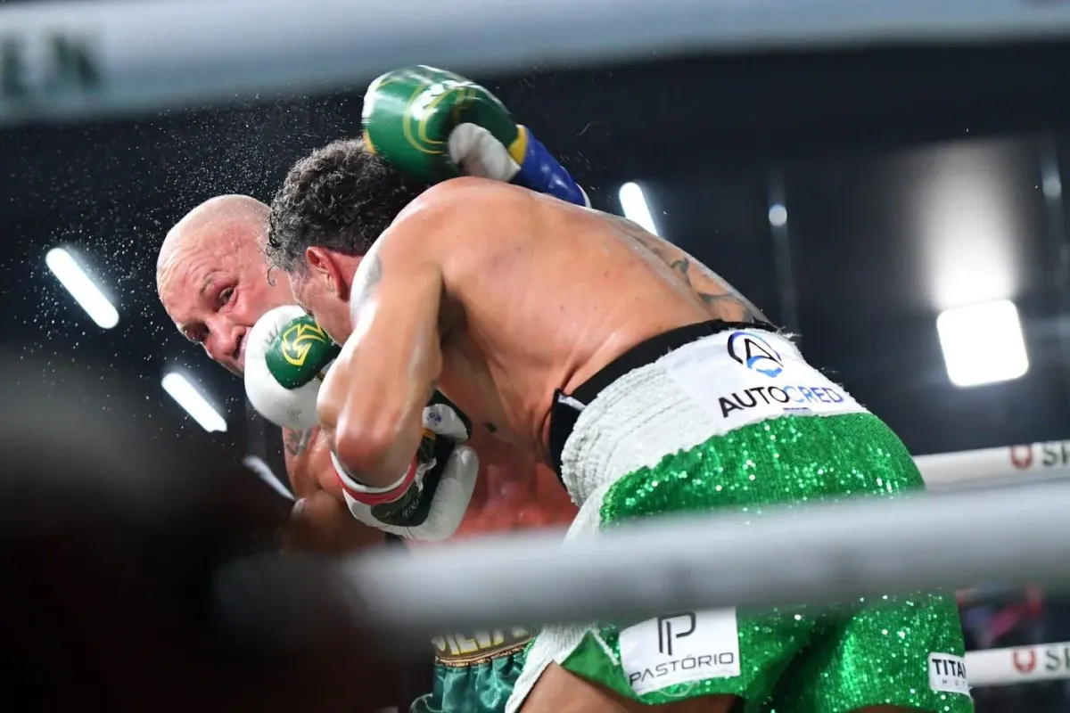 Hromadná rvačka v ringu. Veterán UFC diskvalifikován po nelegálních úderech