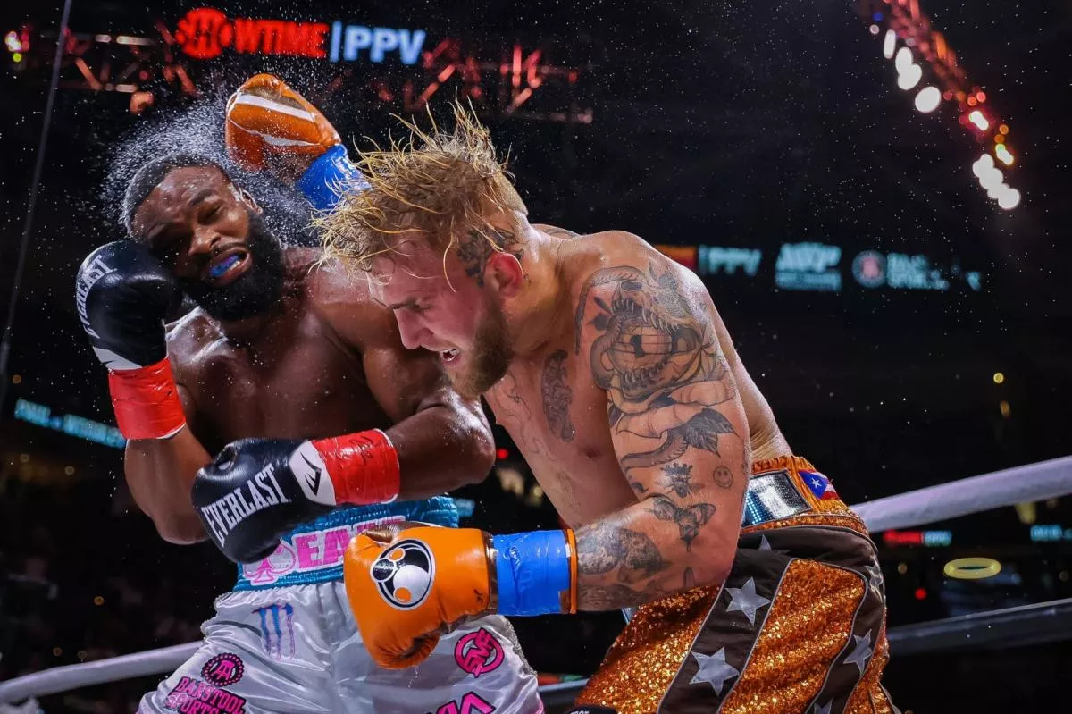 Jake Paul letěl do provazů. Nakonec ale šampiona UFC porazil!