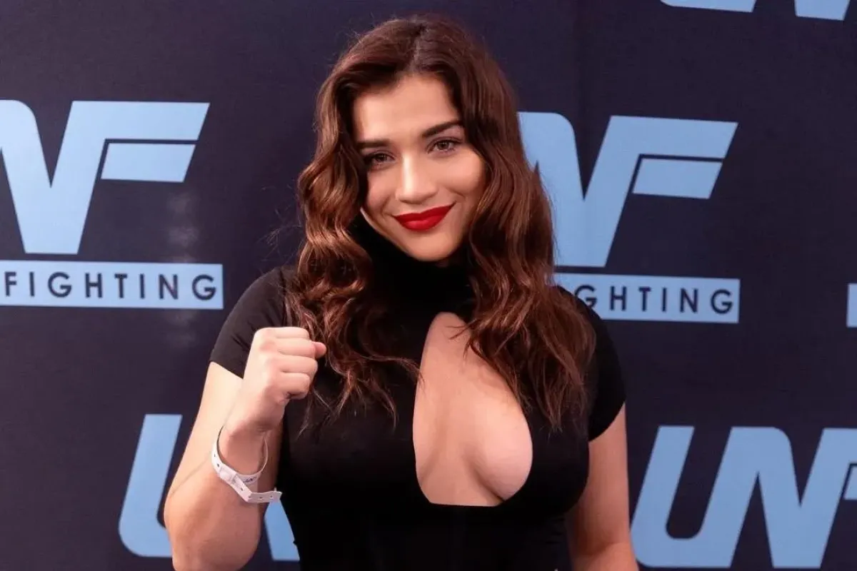 Kameraman si vybral správné místo. Krásná boxerka zazářila na váze