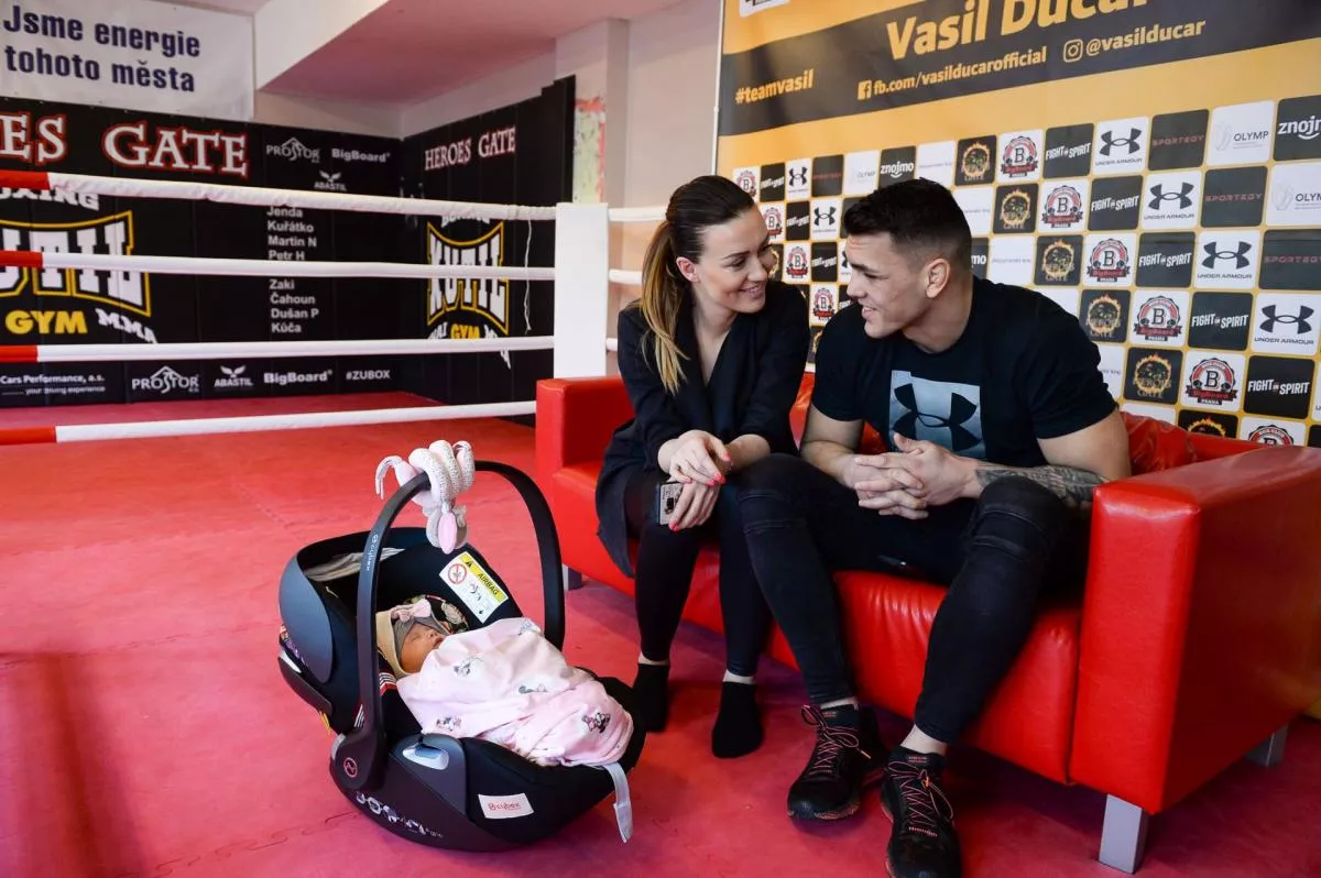 Kdy bude Ducár boxovat? Netuší, jedno ale ví. Zabrat mu dává dcera. Někdy to je na KO
