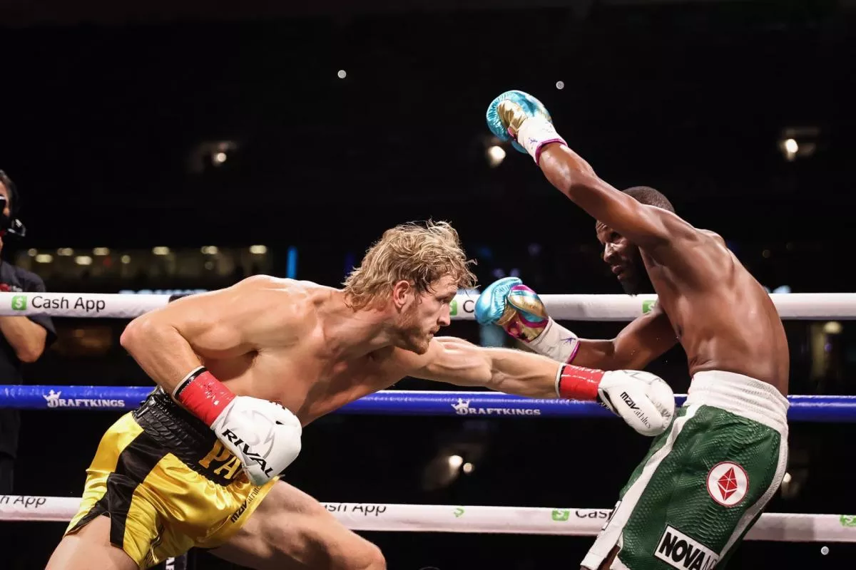 Miliardová show bez KO. Mayweather Paula šetřil: Vždyť bojoval o přežití