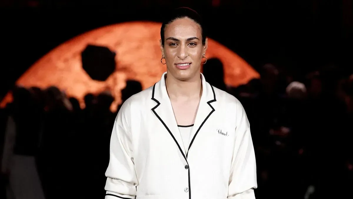 Místo testu pohlaví se odvážně ukázala na módní přehlídce. Kontroverzní boxerka Chalífová šokovala Paříž