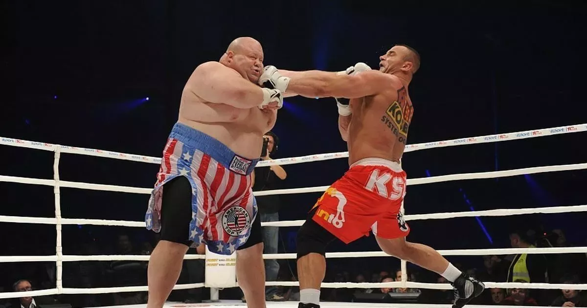 Monstrózní boxer vážil 170 kilo. Kteří obři výrazně přeskočili metrák?