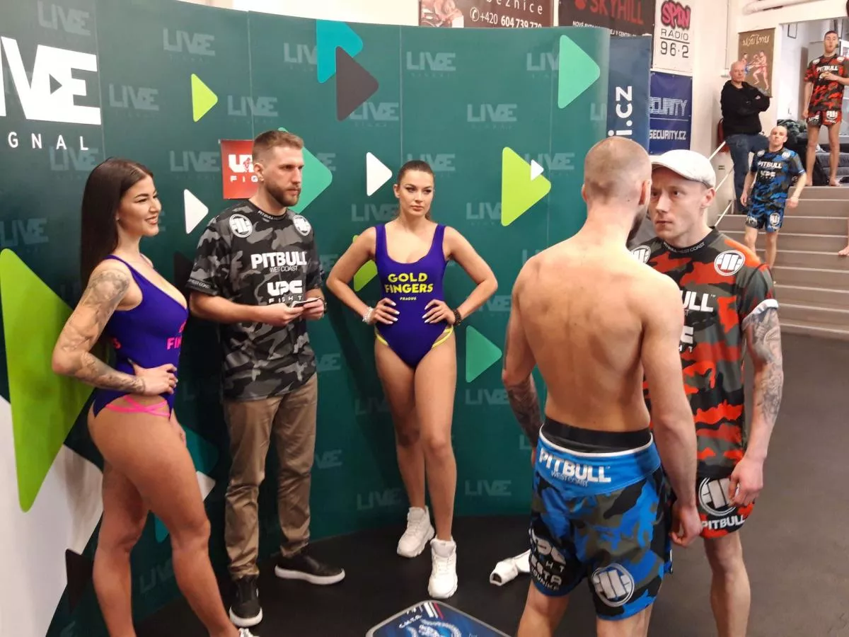 Můj plán je rozlousknout mu hlavu jako kokosový ořech, vytasil se Pindus. Při vážení kokos odmítl