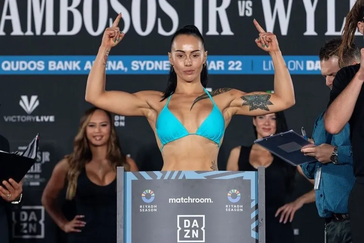 Nahá na váze, odvážná v ringu. Krásná šampionka se chystá do akce