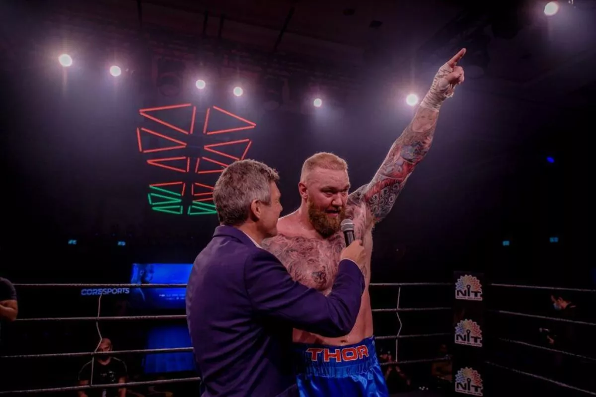 Obrovské ruce trefily výhru. 150kilový obr si pohrál s legendou. TKO v 1. kole