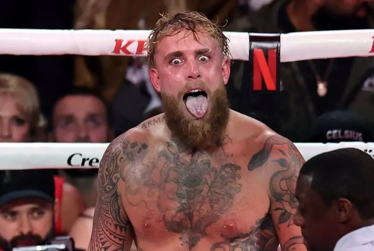 Paul dostal naloženo, ale chová se jako vítěz. V letadle pózoval s hromadami peněz