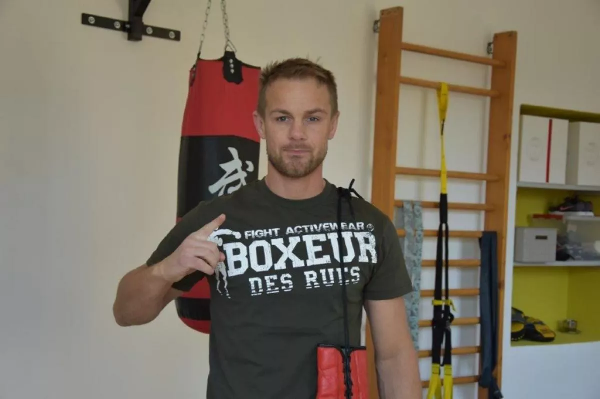 Před bitvou o český titul je veselo. Jeden boxer tancuje, druhý píše básničky. Podívejte se
