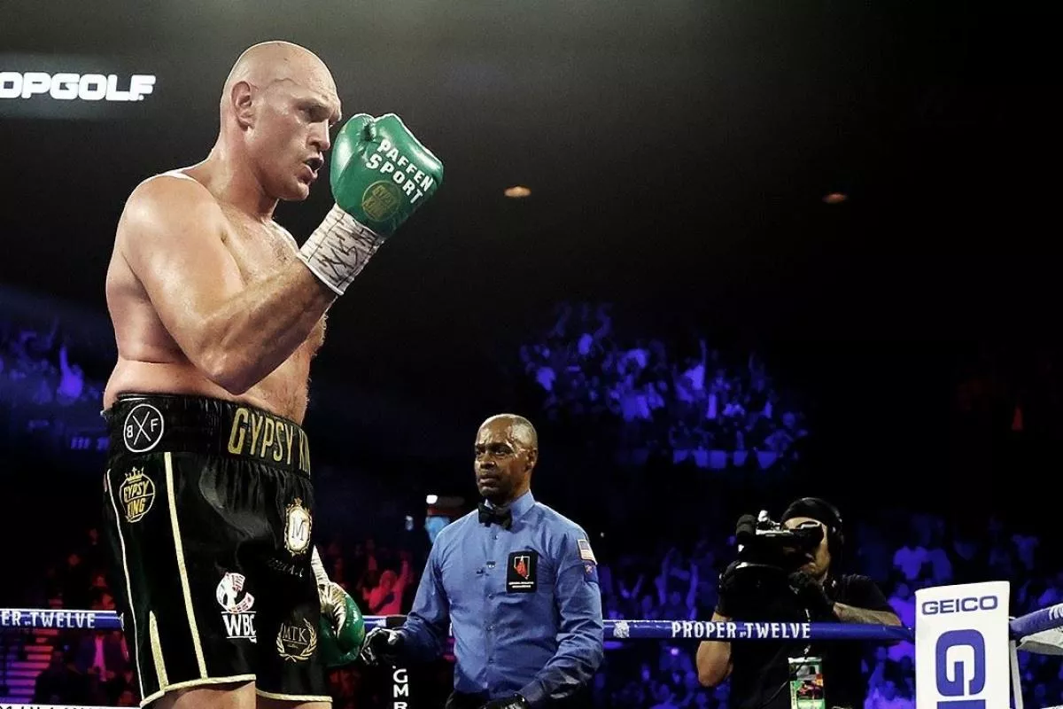 Proč přátelství přerostlo v nenávist? Fury se zoufalému čekateli vysmívá, chce ho i oškubat