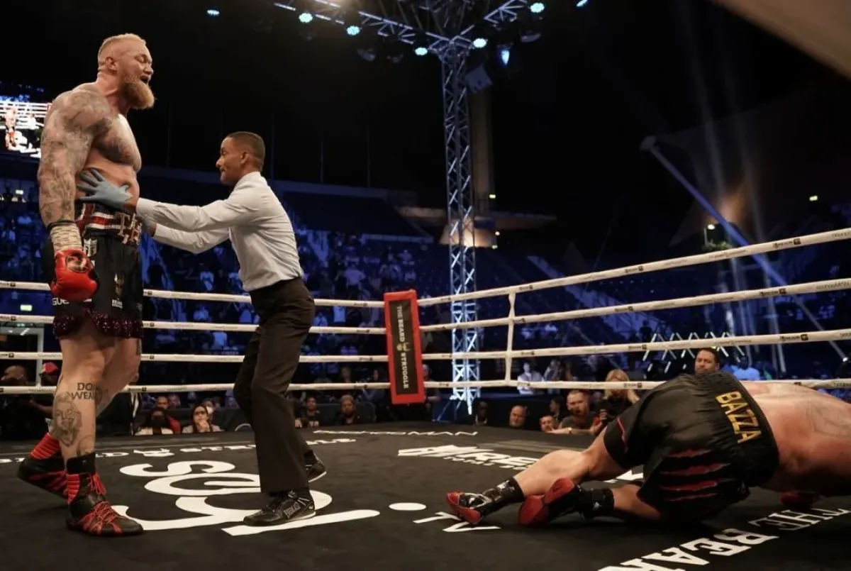 Šampion kývl na šílenou výzvu. Nechal se trefit od dvoumetrového obra