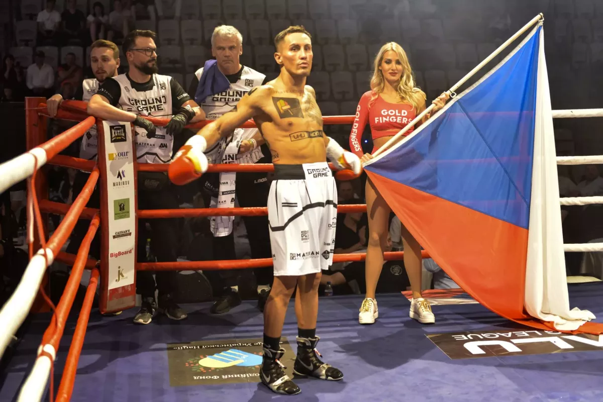 Stále neporažen, český boxer ukončil soupeře před limitem a veze z Polska titul