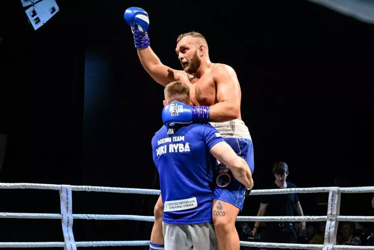 Stylová odměna za titul. Český boxer slavil s pivem a tukovým rohlíkem