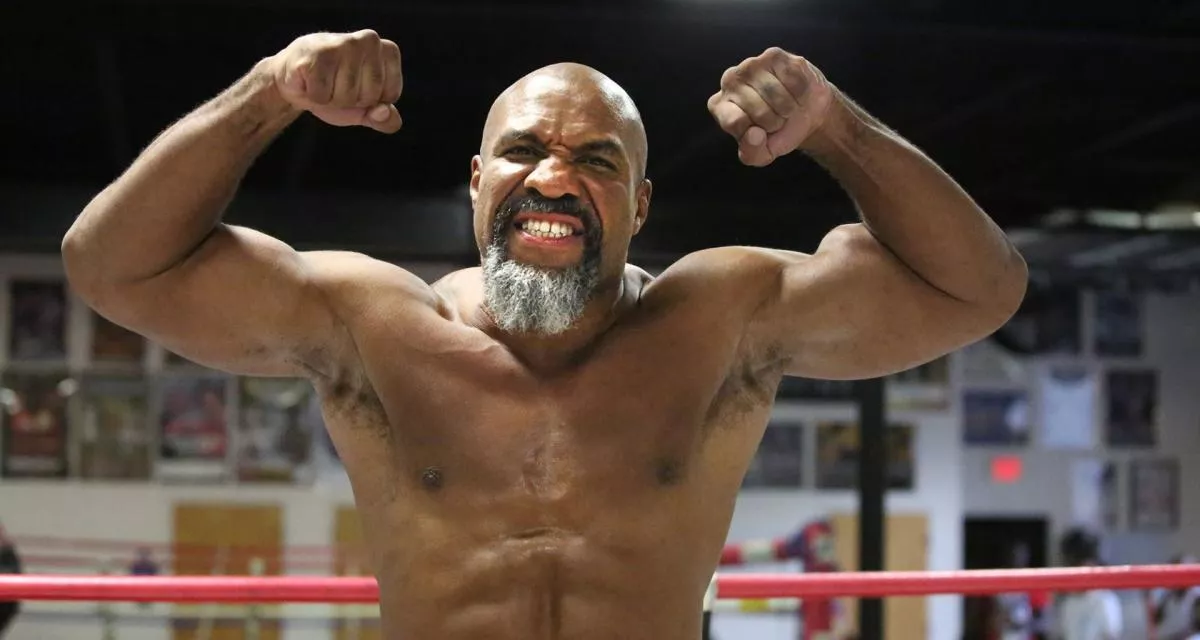 Ten kluk šokuje svět, předpovídá senzaci na úkor Mayweathera světový šampion