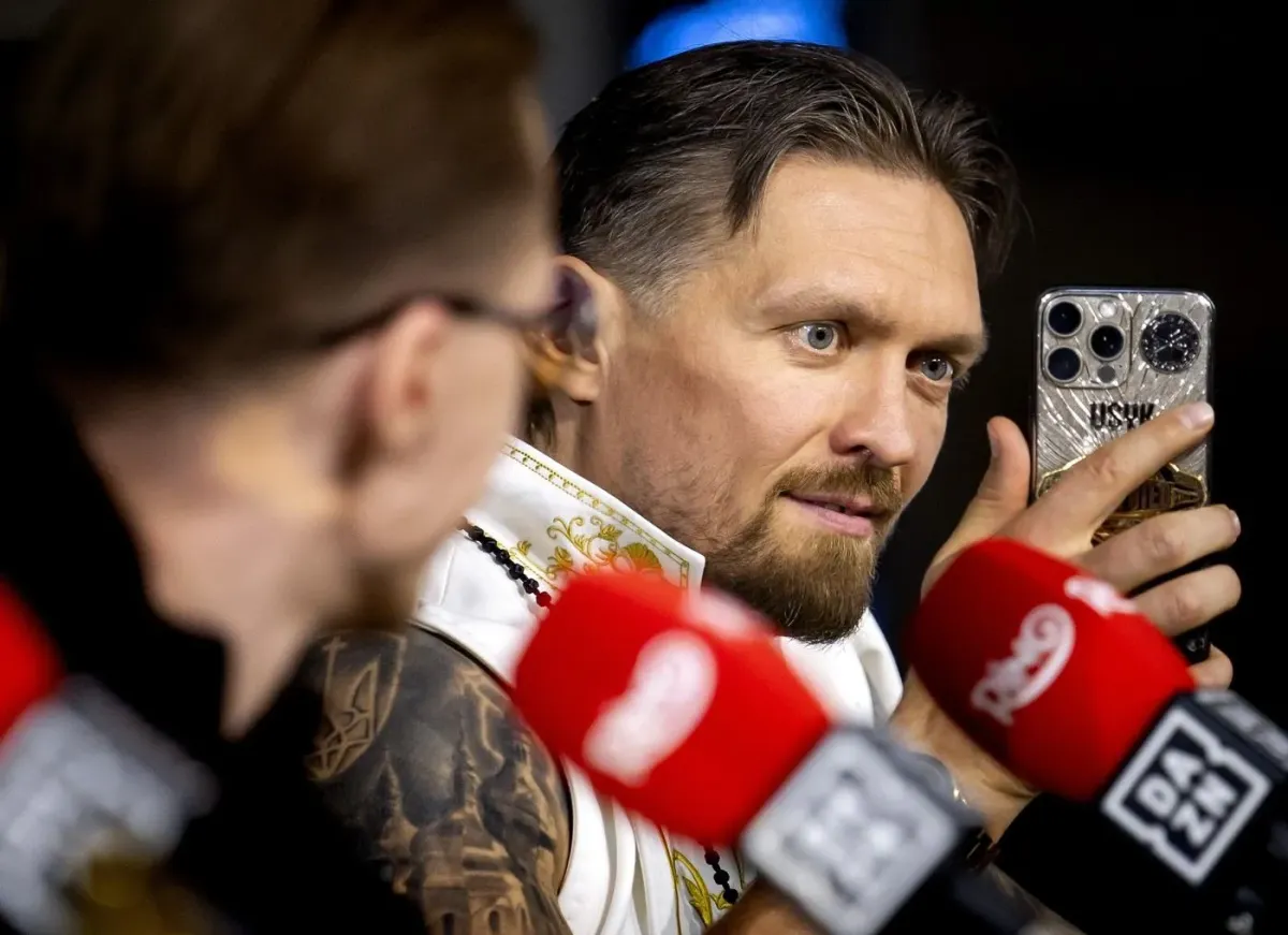 Usyk překvapil speciálním oblečením u pyramid v Egyptě