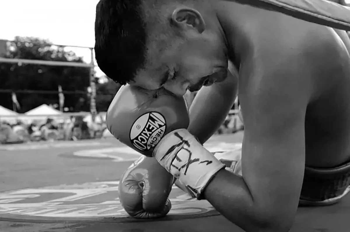 VIDEO: Boxerský trenér neudržel nervy a začal řezat soupeře v ringu