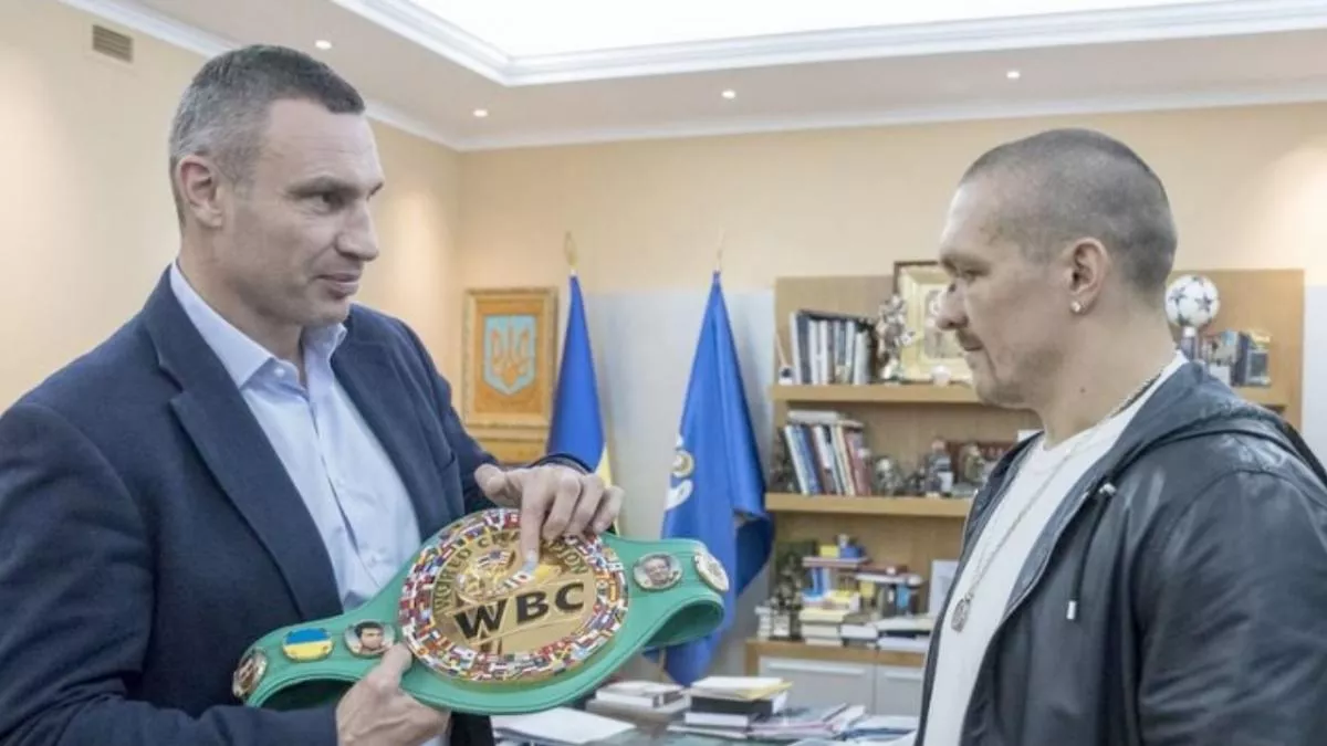 Vitali Klitschko předal Usykovi symbolicky pás WBC!