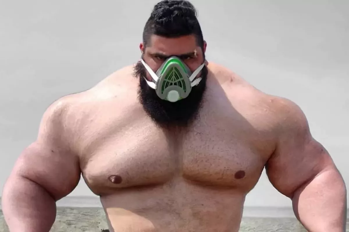 XXXL sparing. Jak to řeže 190kilový iránský Hulk?